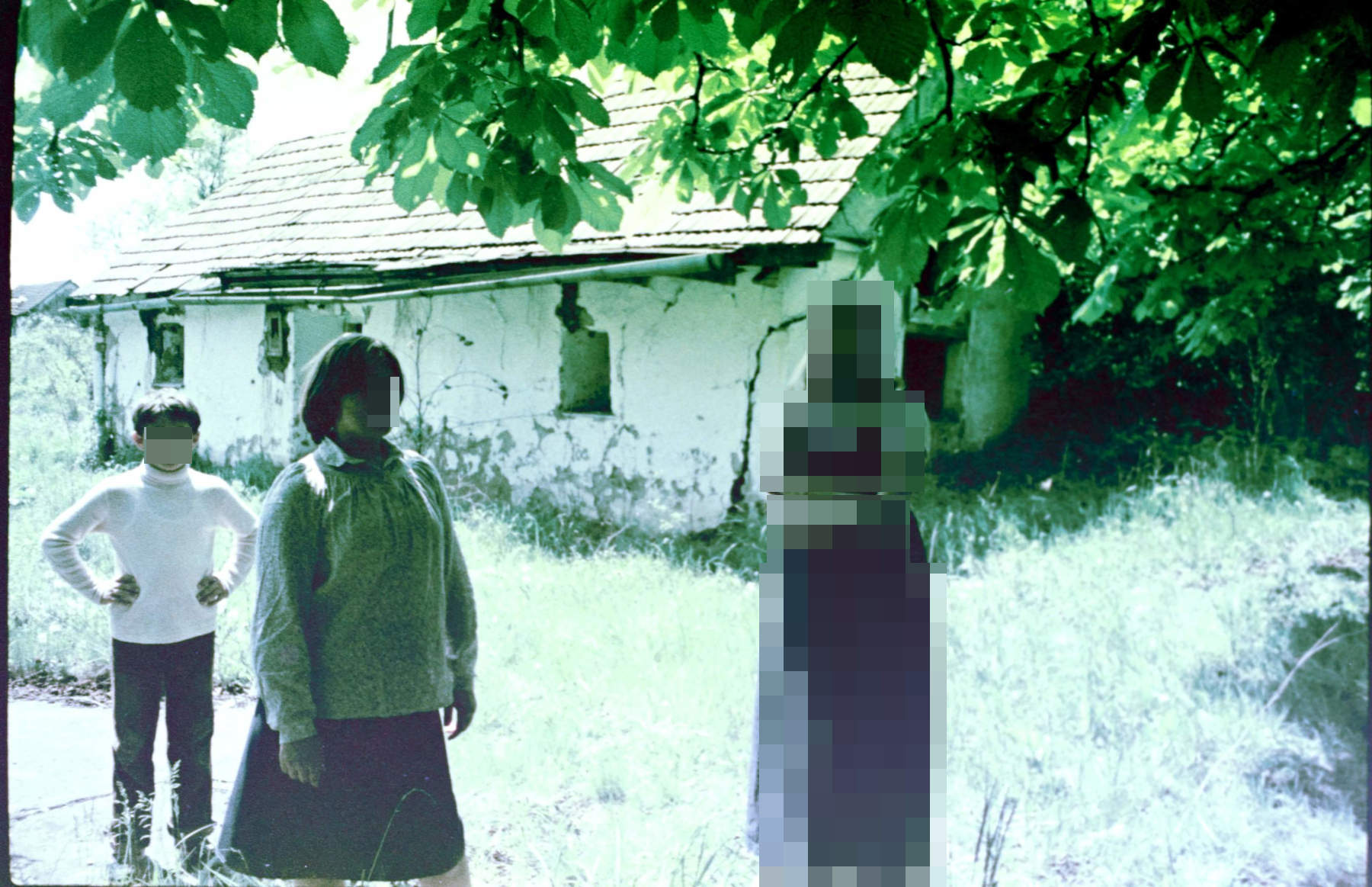Сад су обоје огромни. Она у ширину, он у раменима.